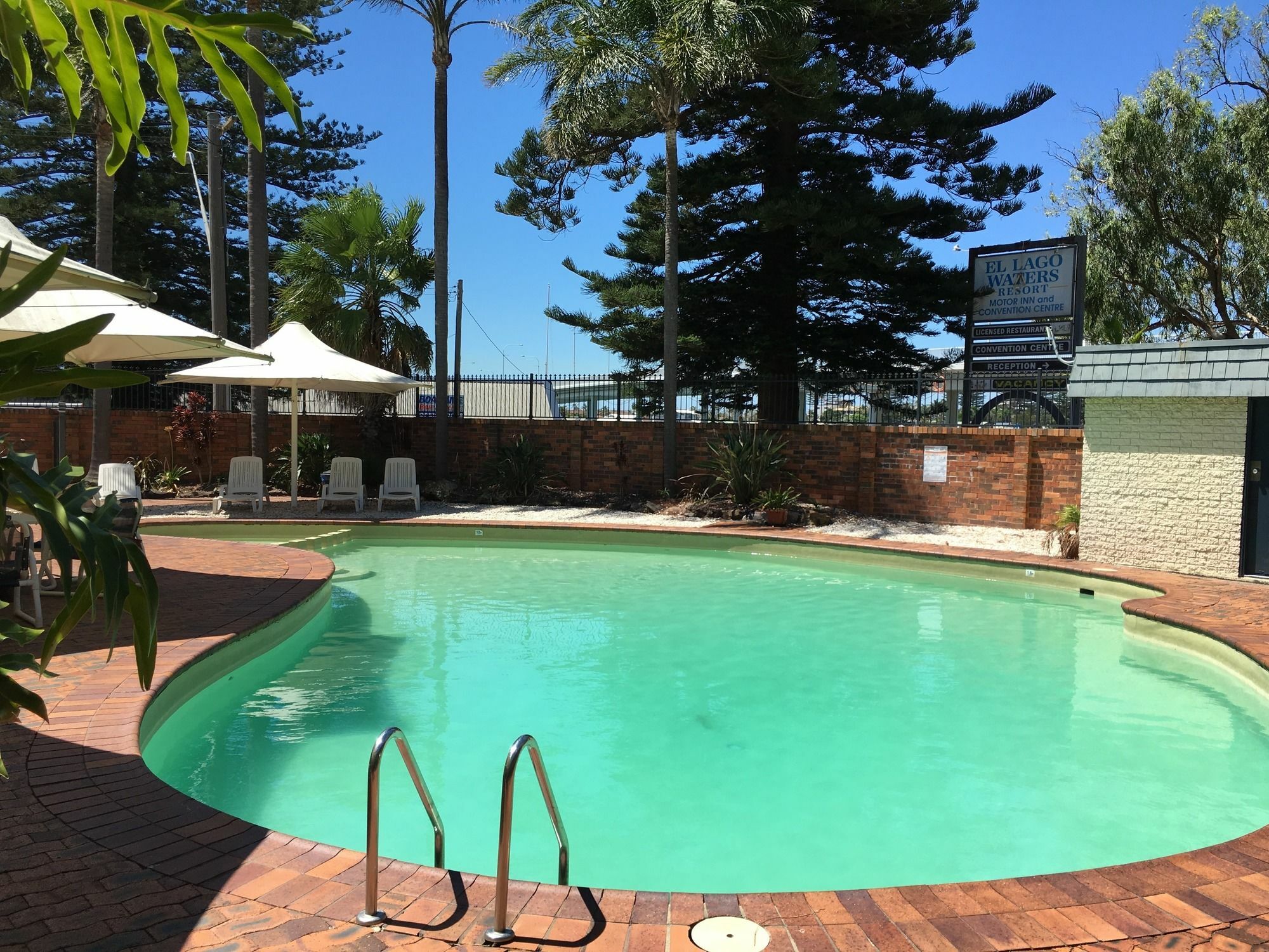 דה אינטרנס El Lago Waters Hotel מראה חיצוני תמונה